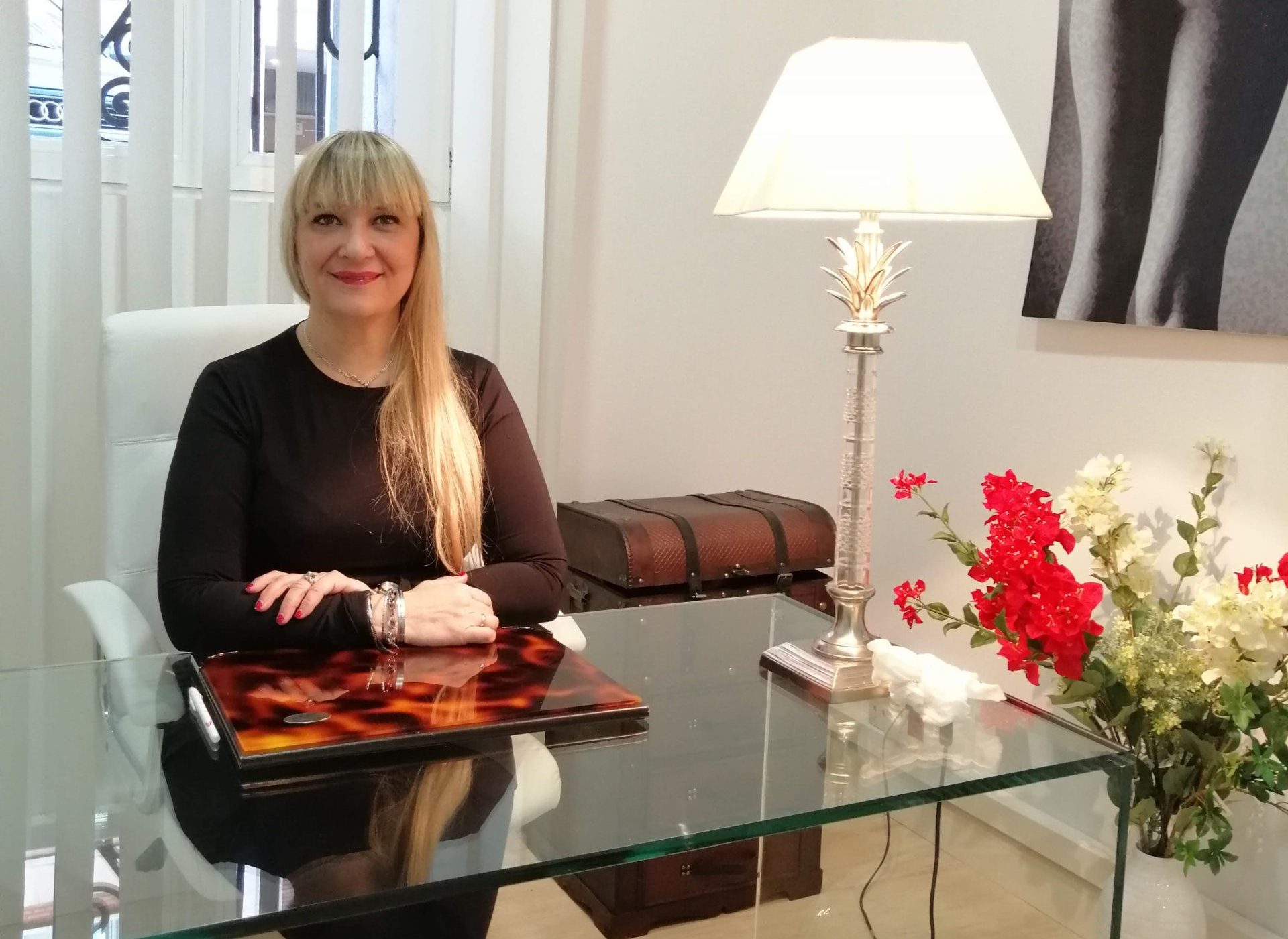 Cuca Miquel. Experta Universitaria en cosmética y dermofarmacia. Experta Universitaria de la Microbiota de la piel. Máster en Formulación cosmética y Experta Universitaria en Patologías Dermatológicas más frecuentes. CEO de Todo en Belleza Cuca Miquel. Experta Universitaria en cosmética y dermofarmacia. Experta Universitaria de la Microbiota de la piel. Máster en Formulación cosmética y Experta Universitaria en Patologías Dermatológicas más frecuentes. CEO de Todo en Belleza