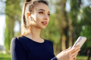 Usa auriculares o el manos libres y desinfecta tu móvil con frecuencia