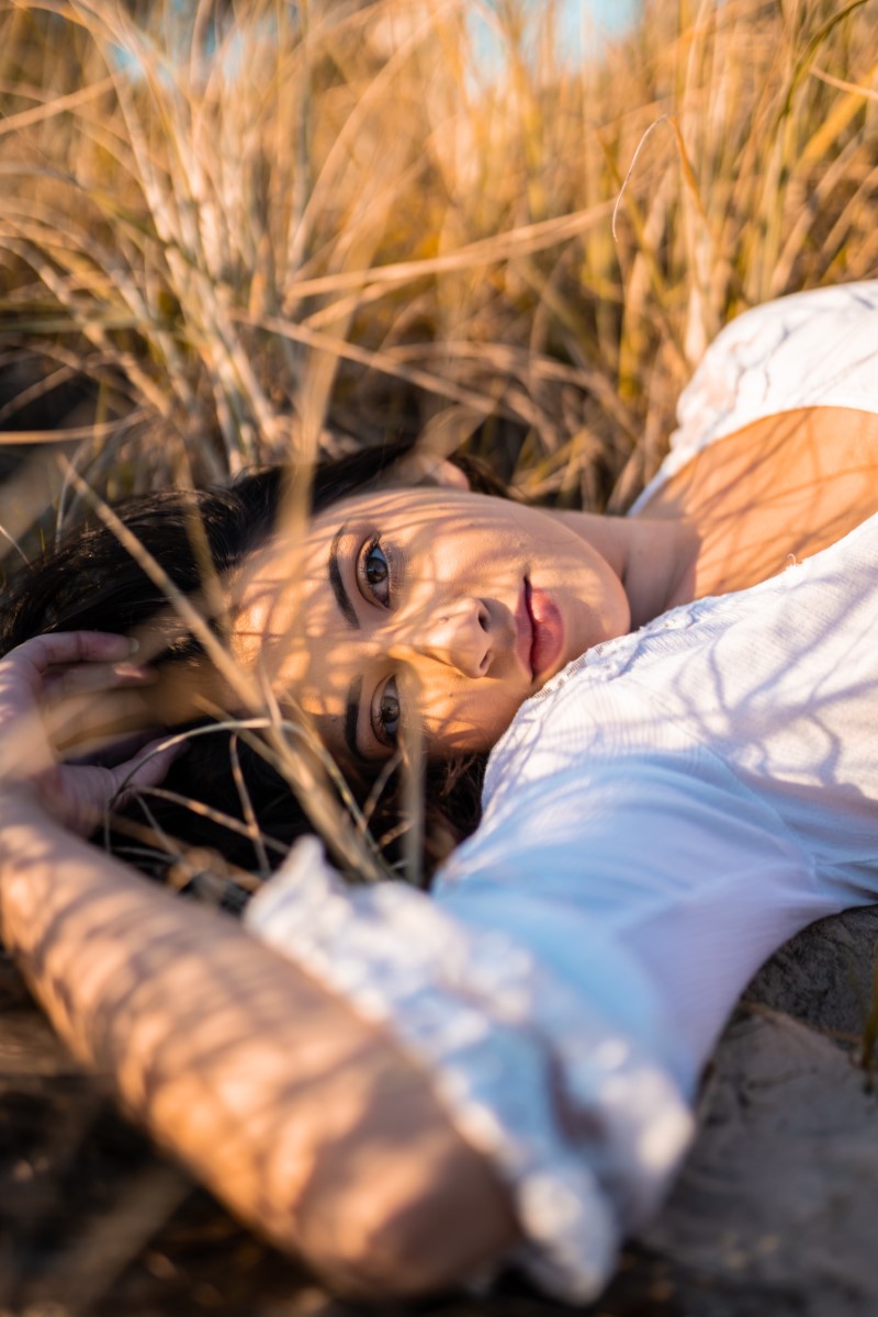 Mujer maquillada tumbada en la playa